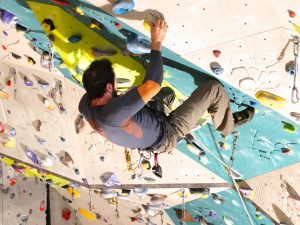 Wspinaczka na ściance czy skałkach – co lepsze do nauki wspinania?