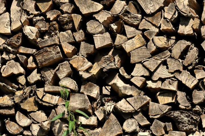 Suszymy drewno kominkowe – jak zrobić to ekspresowo